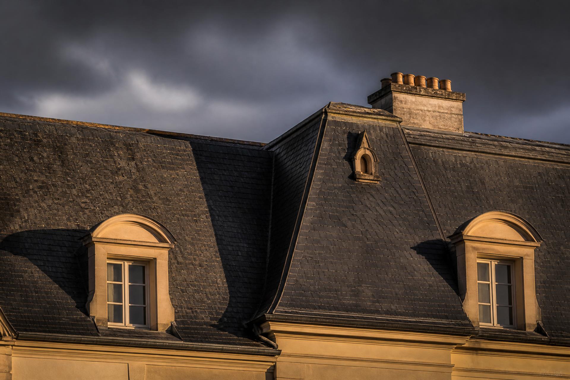 Toiture en ardoise rénovée d'une maison dans les Yvelines